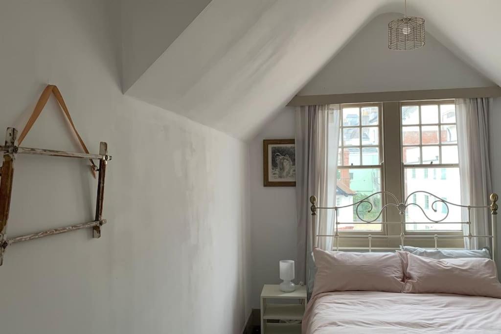 Lovely 4 Bedroom Home, Stones Throw From The Beach Brighton Exterior photo