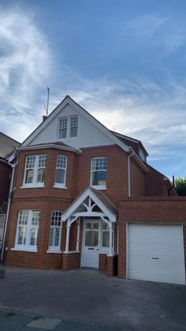 Lovely 4 Bedroom Home, Stones Throw From The Beach Brighton Exterior photo