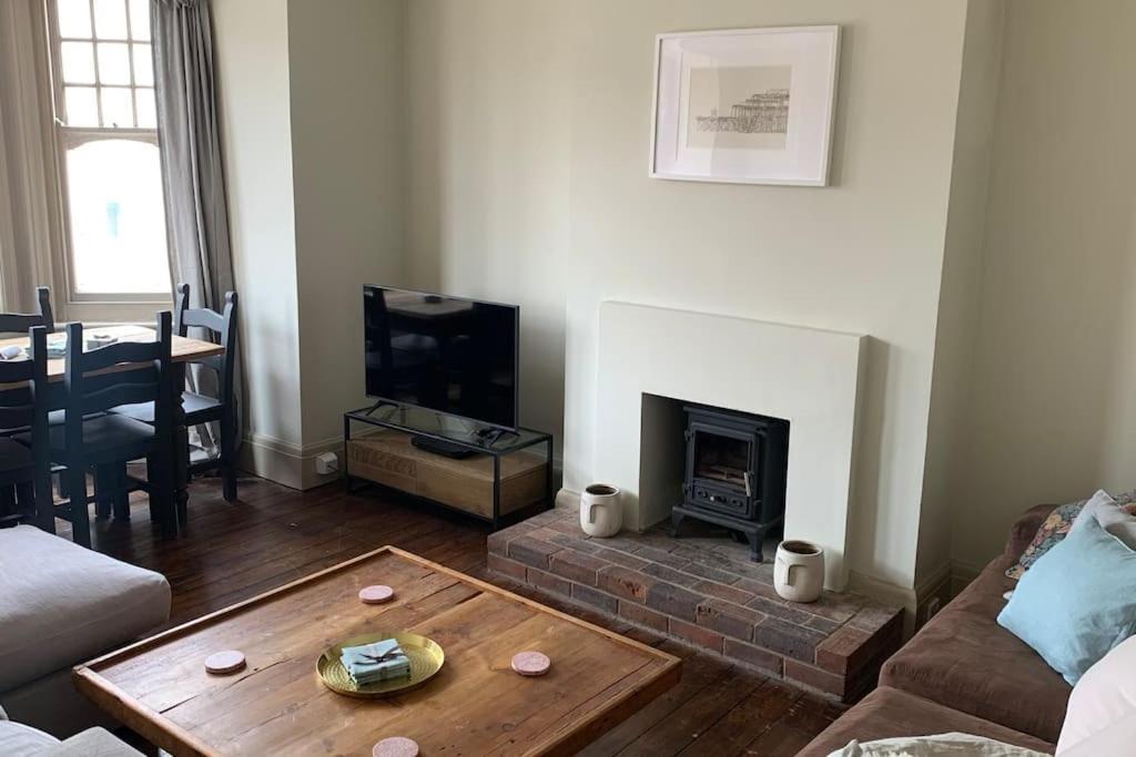 Lovely 4 Bedroom Home, Stones Throw From The Beach Brighton Exterior photo